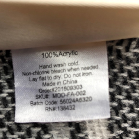 ModCloth blanket scarf white black, and grey B46 - Picture 7 of 8